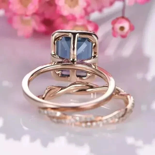Anillo nupcial topacio azul Londres creado en laboratorio corte esmeralda de 3 quilates enchapado en oro rosa de 14 quilates Foto 3 de 4