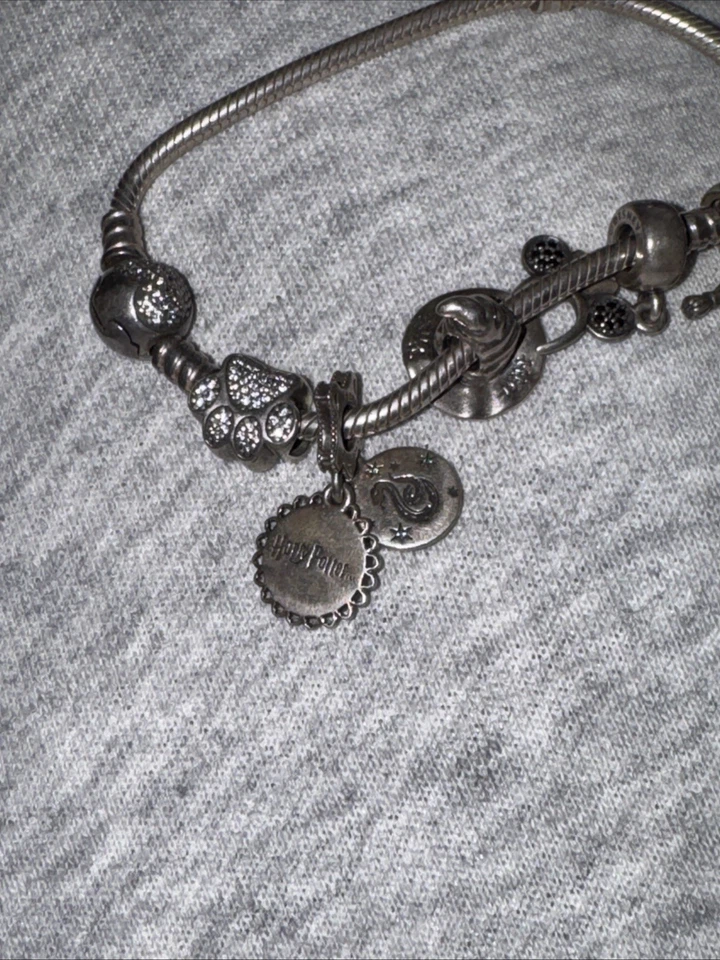 Pulseira seminova Pandora com 8 berloques autêntica - Imagem 4 de 4