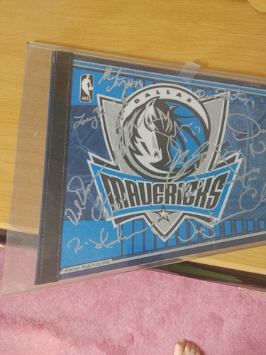 Dallas Mavericks Autographed Pennant Dirk Nowitzk Team LOA - Picture 3 of 6
