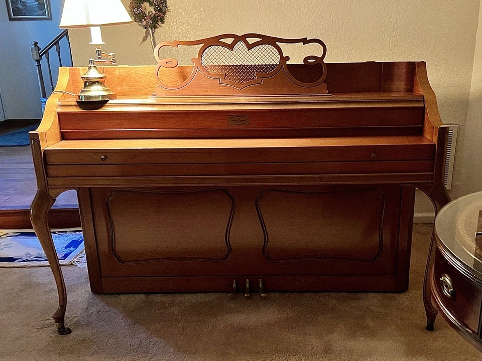 Piano de pared Kohler & Campbell vintage con banco excelente estado Foto 2 de 4