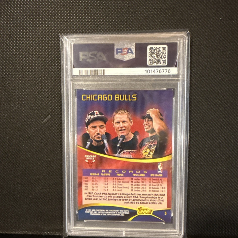 1997-98 Topps Stadium Club - Michael Jordan, Dennis Rodman, Scottie Pippen #5 - Imagem 2 de 2