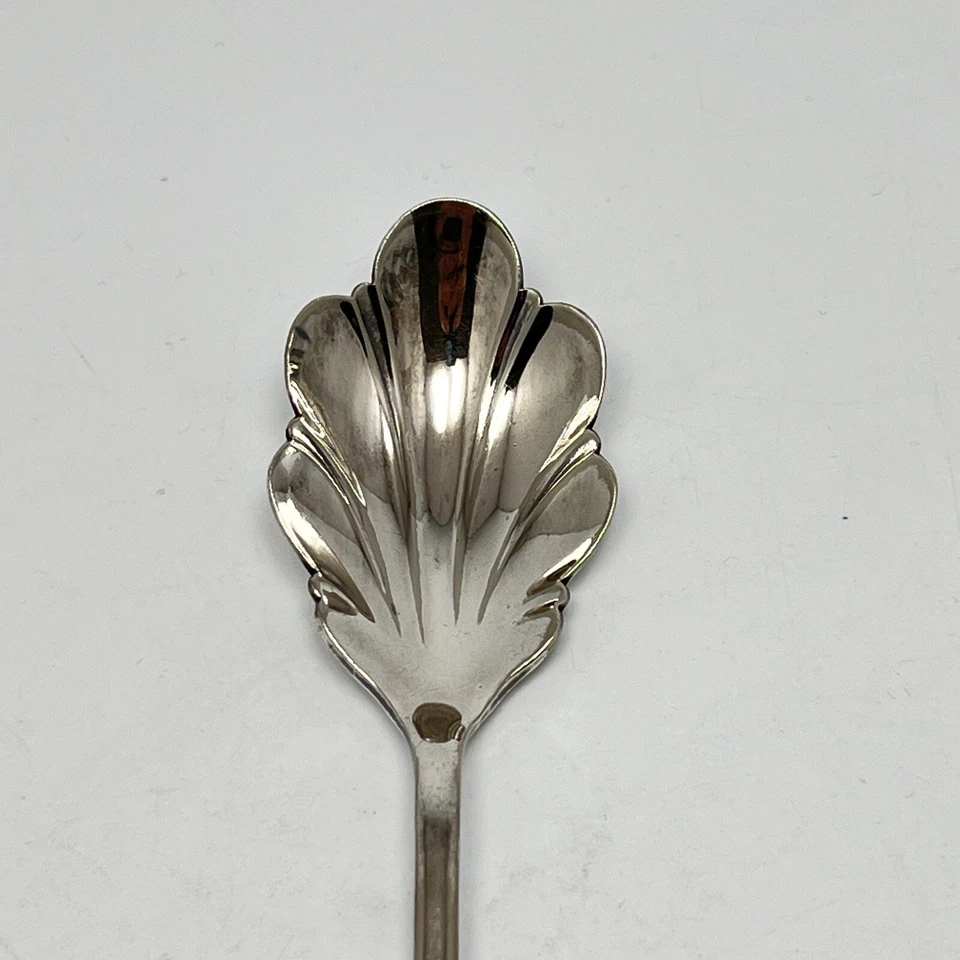 Urna de cuchara de azúcar International Silver Plate Shell mango de lirio Foto 3 de 4