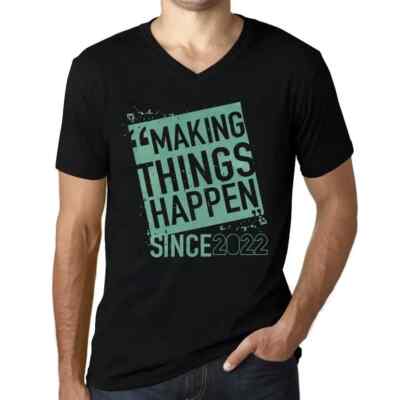 Herren Grafik T-Shirt V-Ausschnitt Seit 2022 etwas bewegen   Making Things