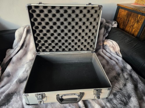 Silver flight case, Slight damage - Picture 3 of 3