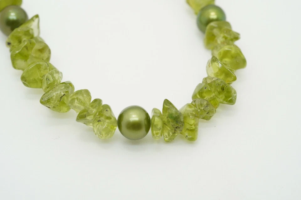 Conjunto de collar y pulsera de perlas de agua dulce teñidas con gemas caídas de peridoto Foto 2 de 4