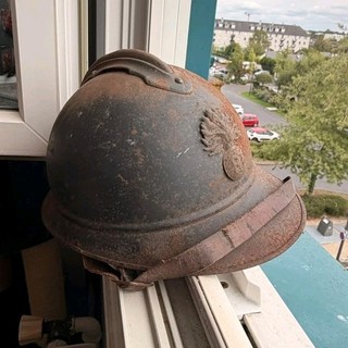 casque français ww1 1914 1918 coiffure militaire avec insigne et coiffe cuir