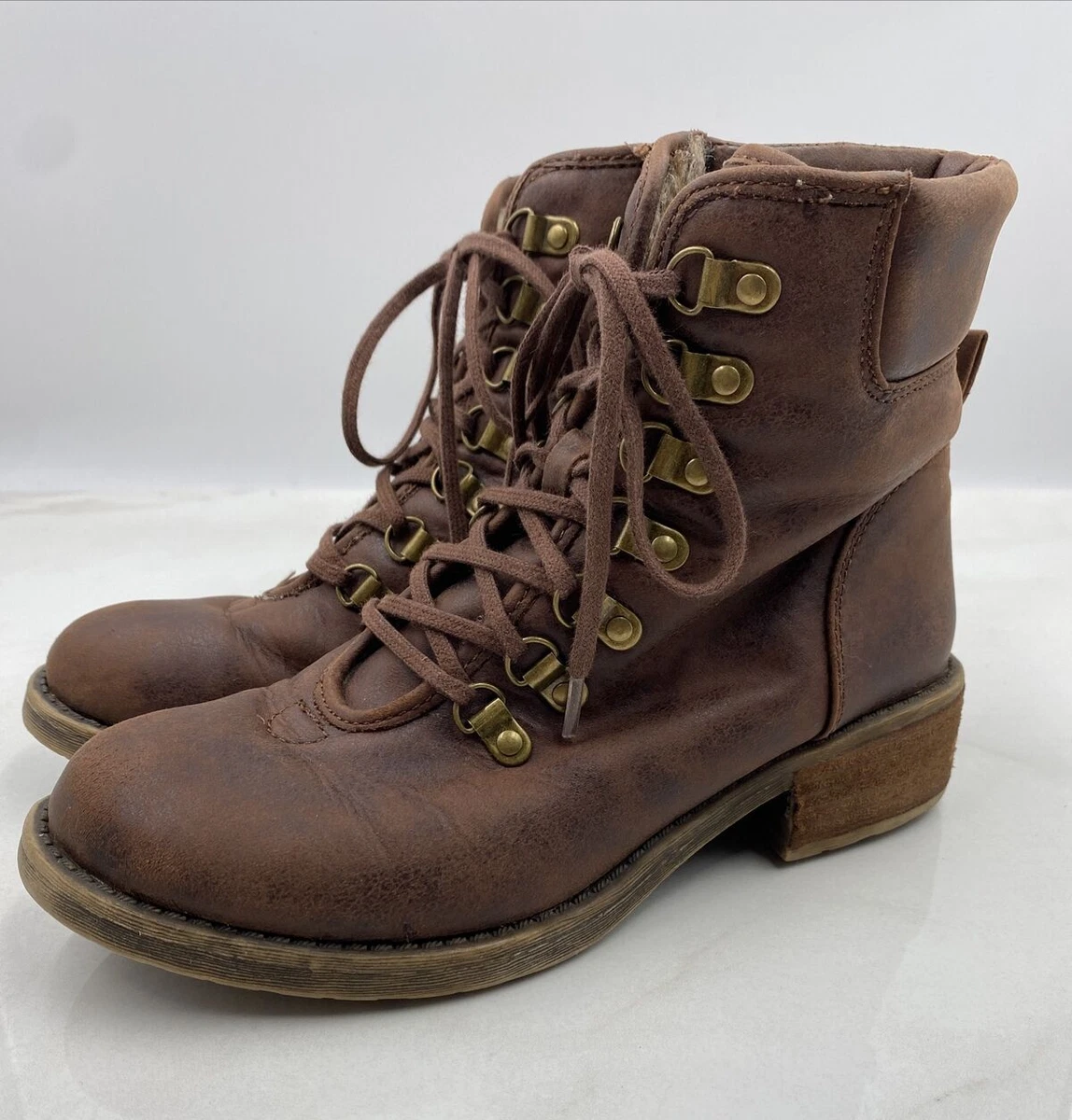 Lucky lace store up boots