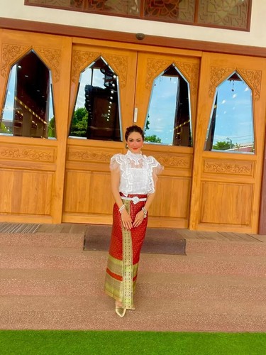Thai Tradition dress with 2 pieces 1 sarong with hook and 1 white Lace shirt - Picture 5 of 8