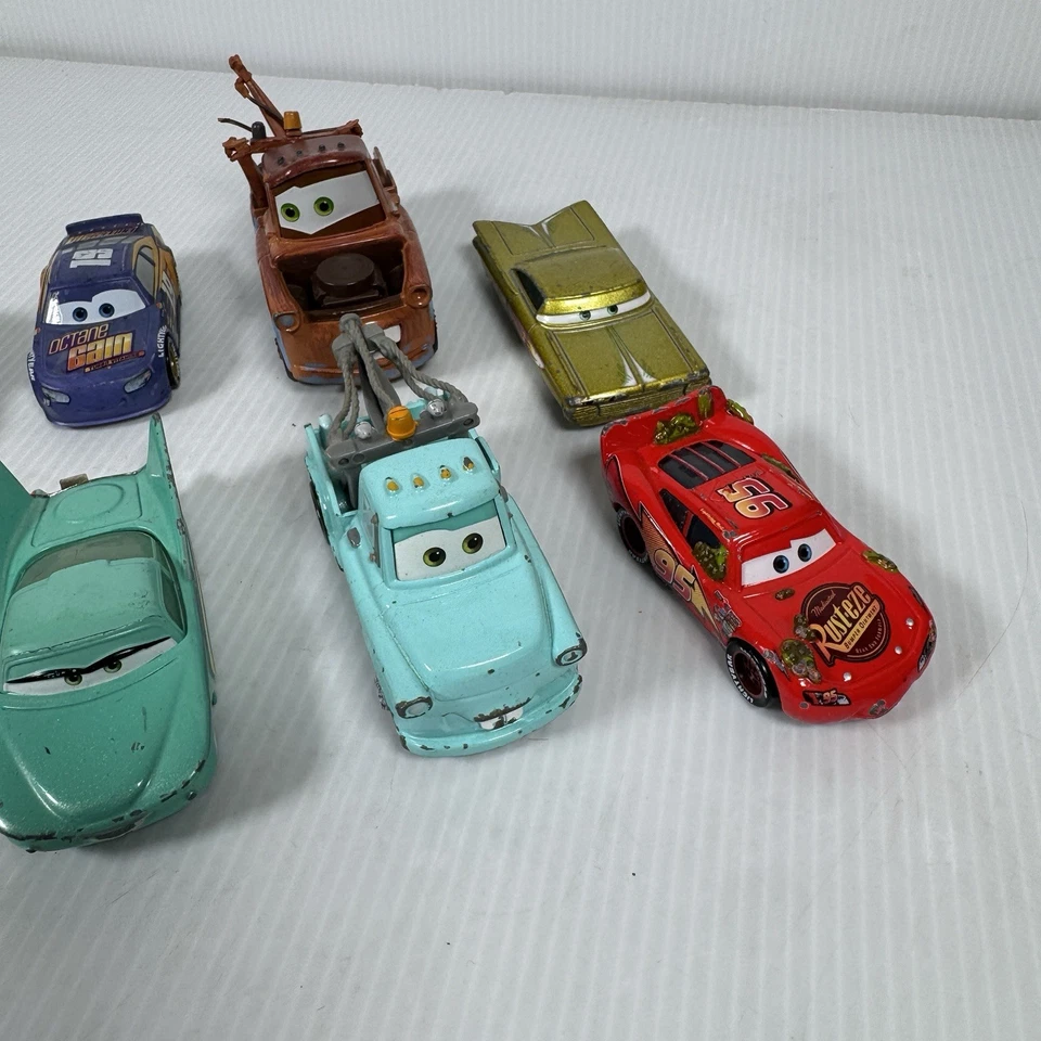 Lote de Coches Disney Pixar Diecast y Juguetes de Plástico Mater, Rayo McQueen y Más Foto 2 de 4
