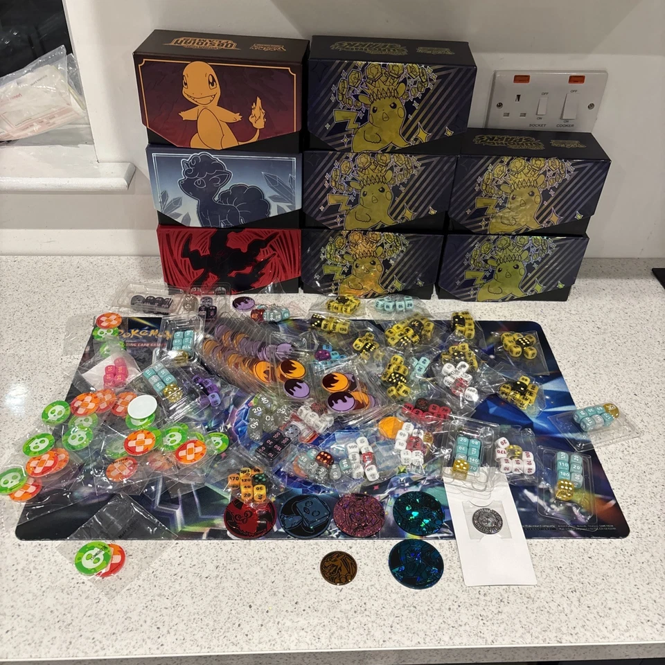 Pokémon TCG Zubehör Konvolut - Würfel, Zähler, Münzen und leere ETB Boxen - Bild 2 von 4