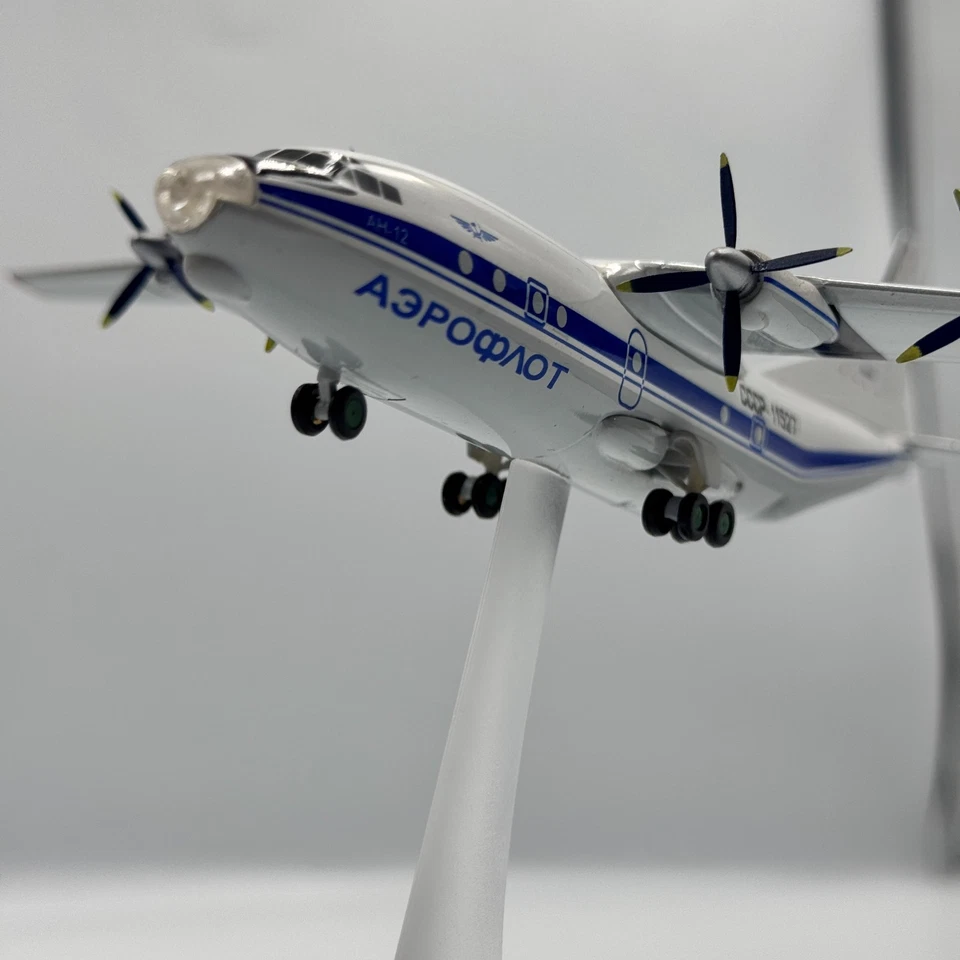 Antonov An-12 Aeroflot Reg: CCCP-11527 | Scale 1:200 | Plastic Model | Original - Image 2 of 4
