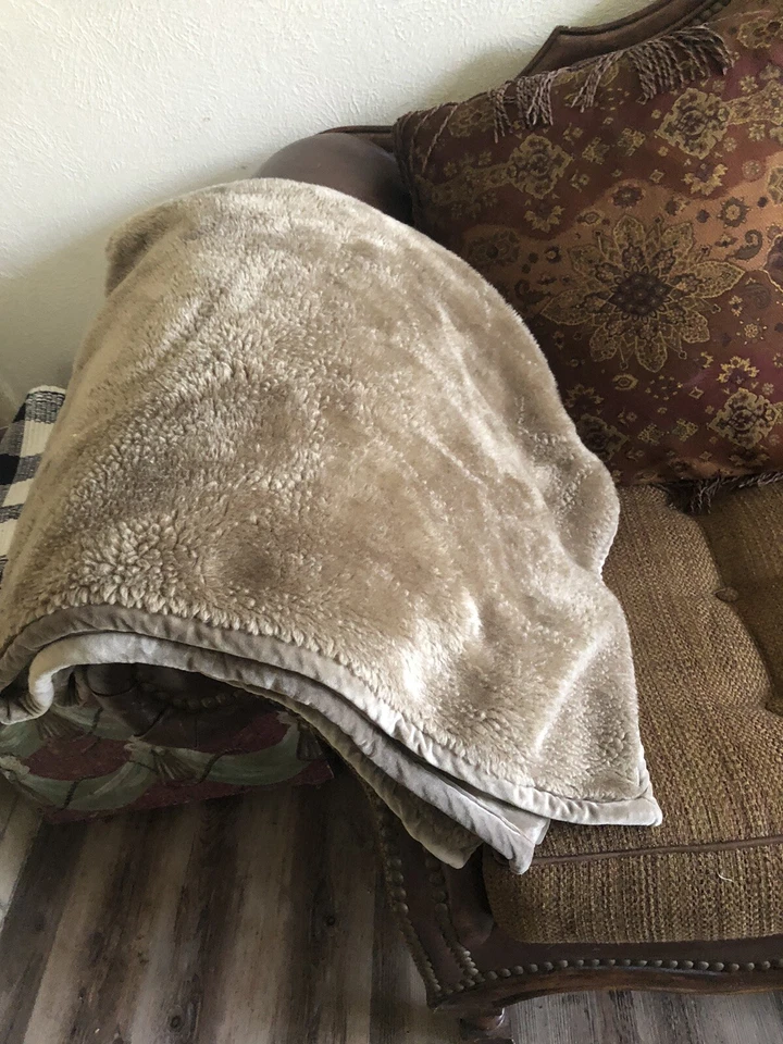 Manta Pottery Barn marrón de peluche de piel sintética 50x60" excelente Foto 2 de 4