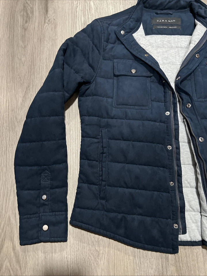 Chaqueta acolchada acolchada azul marino pequeña de Zara para hombre Foto 3 de 4