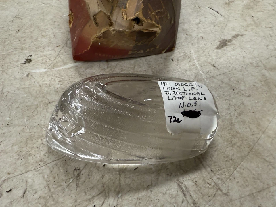 41 Dodge Deluxe Series D-19 Guardabarros delantero izquierdo luz de estacionamiento lámpara lente 934575 NOS Foto 2 de 4