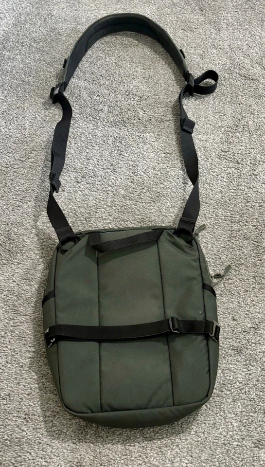 Bolsa de ombro Arc’teryx Slingblade 4 cinza verde tiracolo náilon azul dentro - Imagem 4 de 4