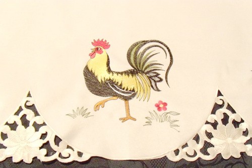 NAPPE SURNAPPE CENTRE DE TABLE BRODEE POLYESTER 85X85 COCORICO*** - Picture 3 of 4