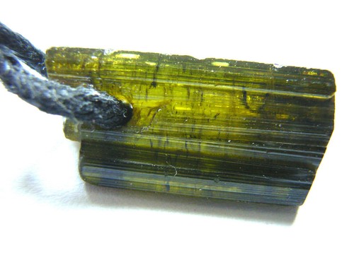 Grüner TURMALIN Kristall ( Verdelith ), gebohrt, am Band Grüner TURMALIN Kristall ( Verdelith ), gebohrt, am Band