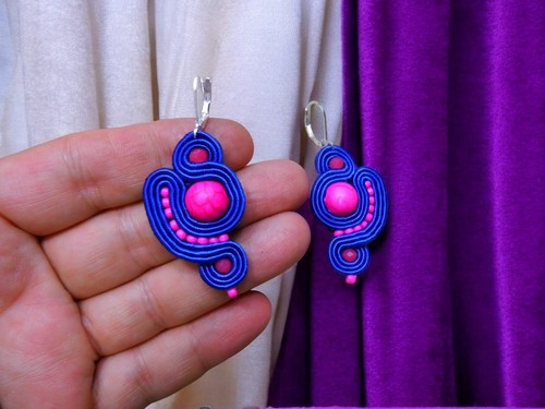 Rosa Ohrringe, hergestellt in Soutache-Technik, handgenäht. - Bild 2 von 6