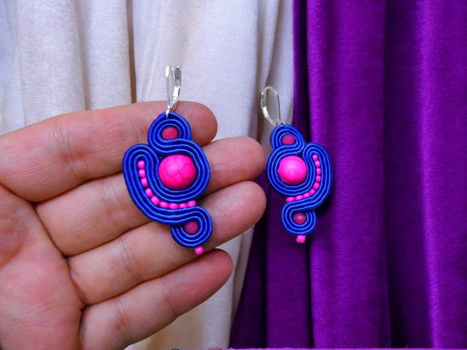 Rosa Ohrringe, hergestellt in Soutache-Technik, handgenäht. - Bild 3 von 4