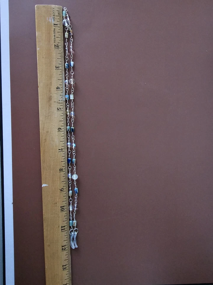 Cordón de cadena de gafas envuelto en alambre y alambre plateado con cuentas de vidrio azul y crema 24" Foto 3 de 3
