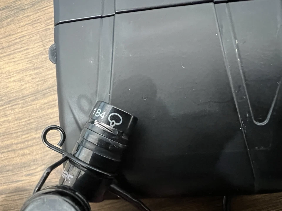 Shure U1-M4 Transmitter 662-692MHz Wireless Bodypack With Shure 184 Working - Image 4 of 4