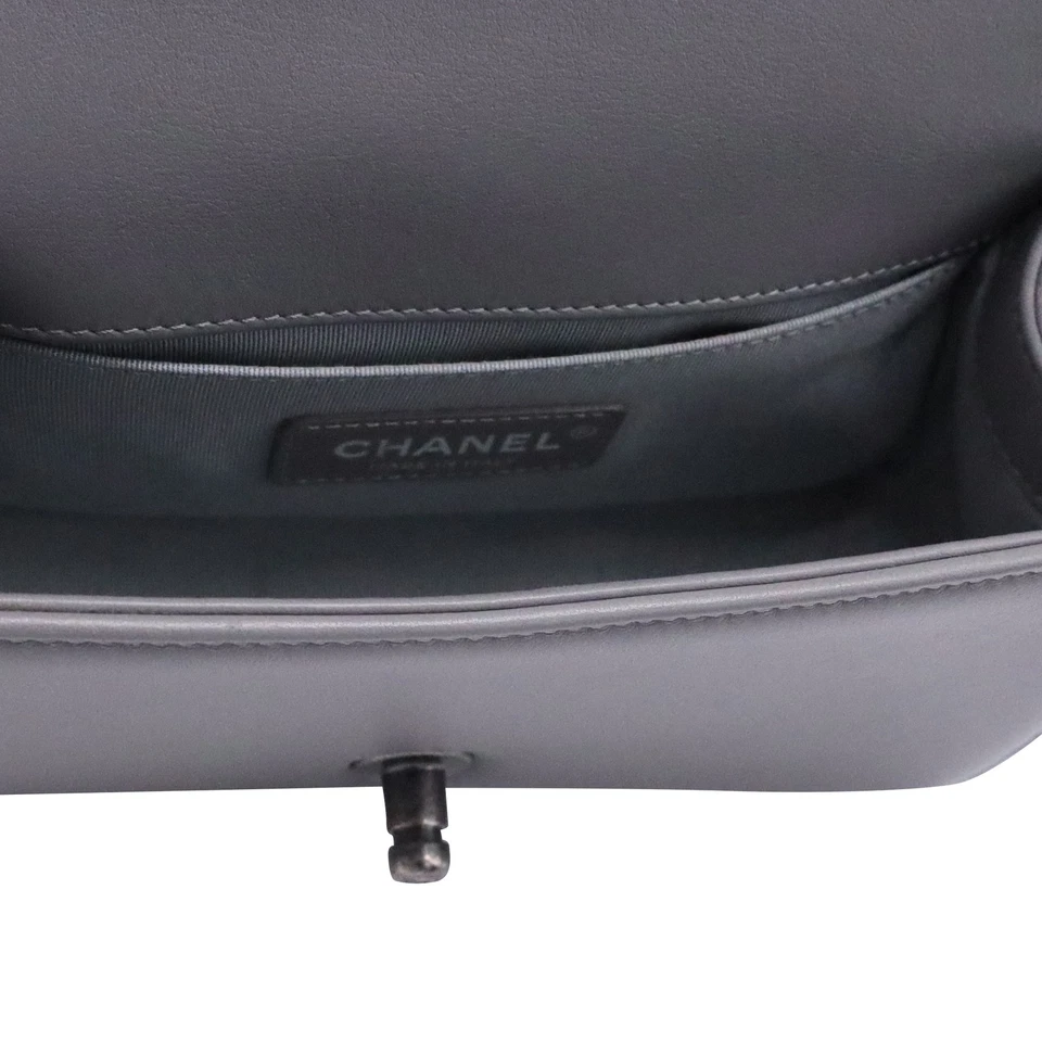 Bolso de hombro Chanel pequeño con solapa en cuero de becerro gris para mujer talla única Foto 4 de 4