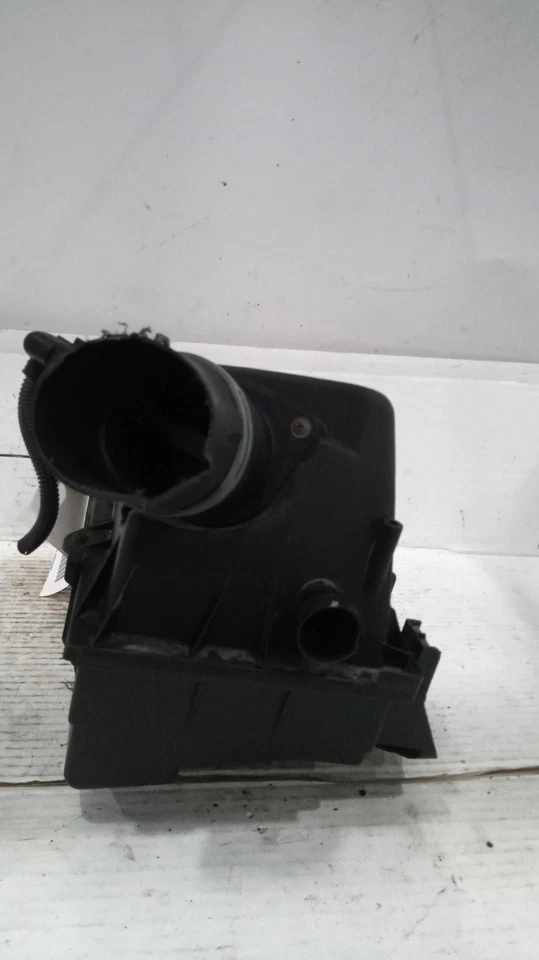 2004 Volkswagen Jetta Air Cleaner Assembly OEM 1J0129607AC Used 2.0L Foto 2 de 4