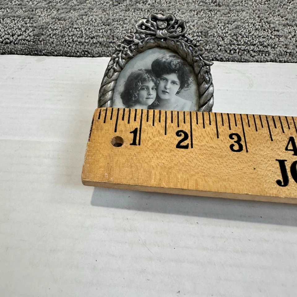 Vintage Oval Pewter Photo Frame Ornate Floral Design Stand "Made in Taiwan" - Image 4 of 4