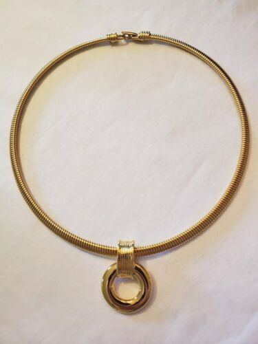 MONET Vtg Choker Necklace In Shiny Gold Tone with Embossed Bail & Circle Pendant - Afbeelding 1 van 7