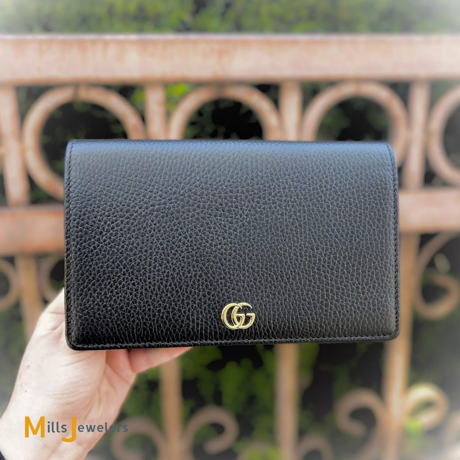 Portefeuille Gucci GG Marmont en cuir noir sur chaîne