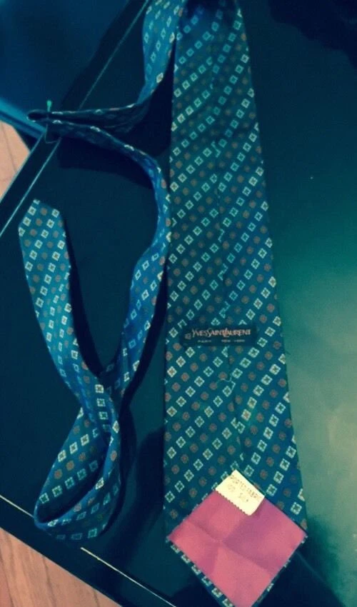 Usado en Excelente Condición De Colección 100% Seda Yves Saint Laurent Azul Oscuro Verde con Corbata Estampado Floral  Foto 2 de 4