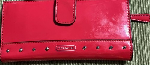 Cartera plegable Coach de charol rojo