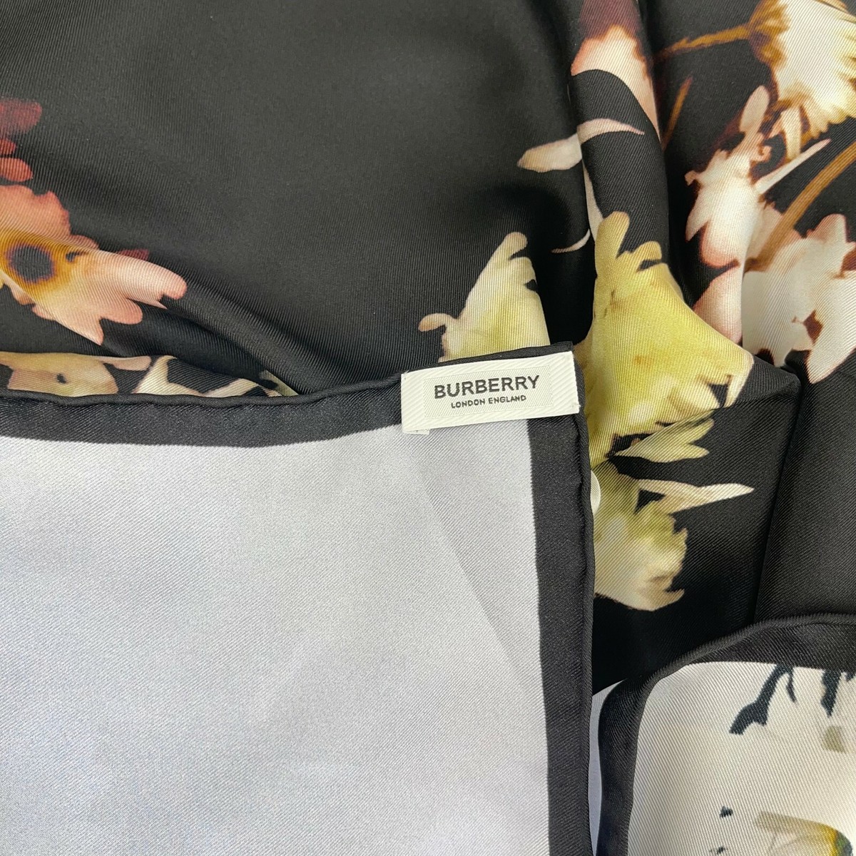 Burberry★素敵!Silk Square Scarf with Flower Print s-l1200.jpg
