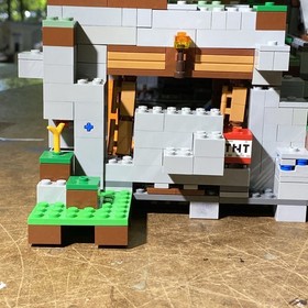 LEGO 21137 Minecraft - The Mountain Cave (2017) - 99% Complete