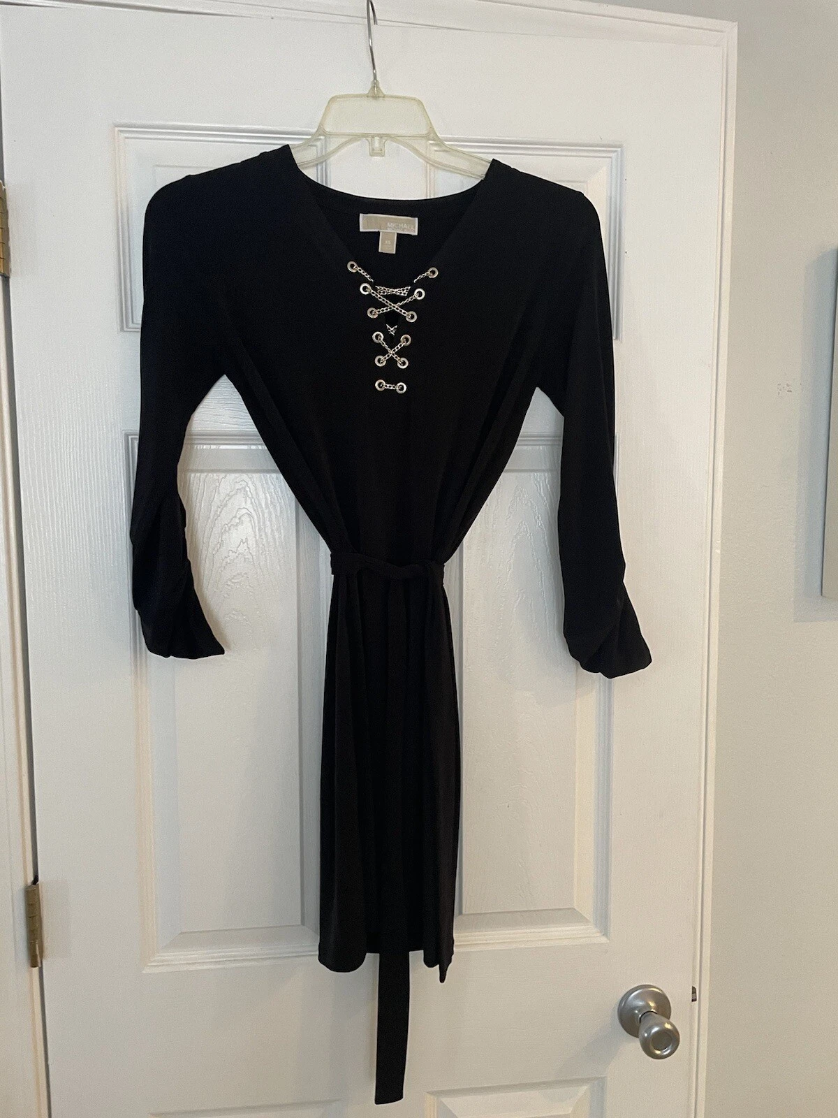 Abito Michael Kors nero stretch oro catena cravatta stringata logo donna cintura