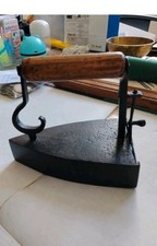 Fer à repasser ancien en Fonte, poignée en bois, objet