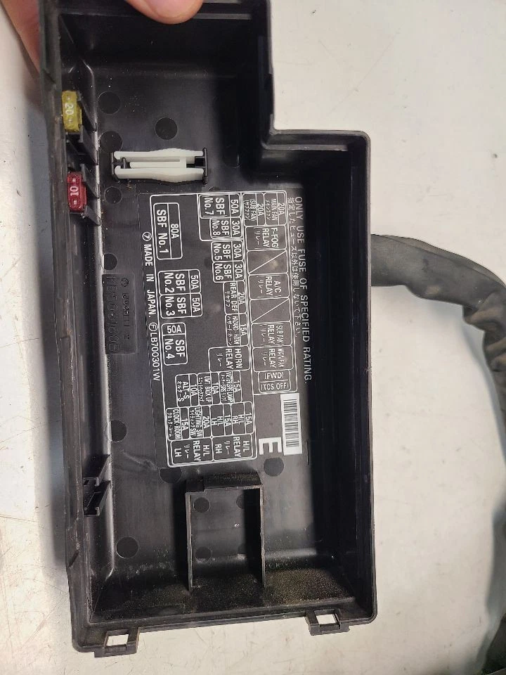 Caja de fusibles del motor Subaru Forester (EJ251/AT) 2000-02 Foto 3 de 4