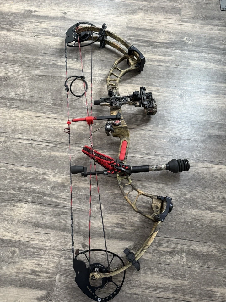Arco compuesto PSE X-Force Pro Series Dream Season con accesorios Foto 2 de 4