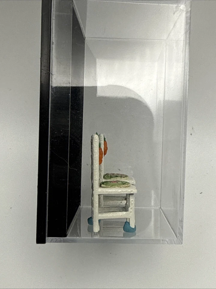 Conjunto de 2 cadeiras de cozinha miniatura para casa de bonecas brancas com cenouras e assentos florais - Imagem 3 de 4