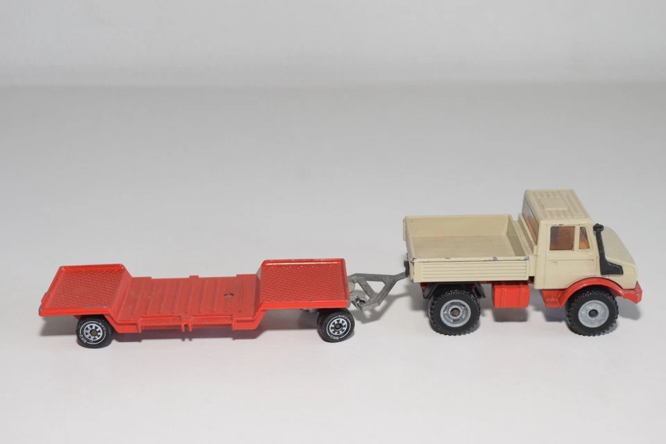 A35 1:55 SIKU MERCEDES-BENZ UNIMOG CON RIMORCHIO PIANALE RIBASSATO OTTIME CON... - Immagine 4 di 4