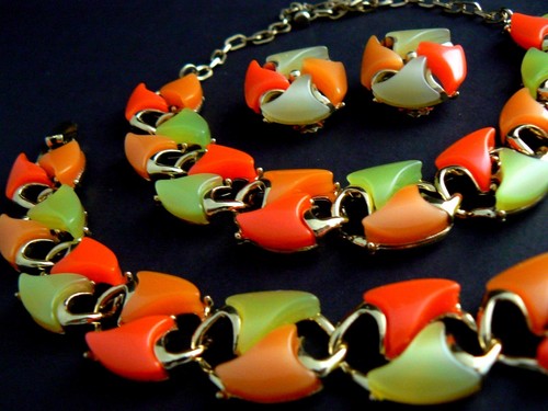 VINTAGE NECKLACE BRACELET EARRINGS SET FRUIT SALAD THERMOSET LISNER UNSIGNED  