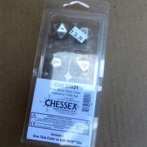 JUEGO DE DADOS CHESSEX METAL MACIZO PLATA 7 (+1) Color Poliédrico 27021 Totalmente NUEVO - Imagen 2 de 4