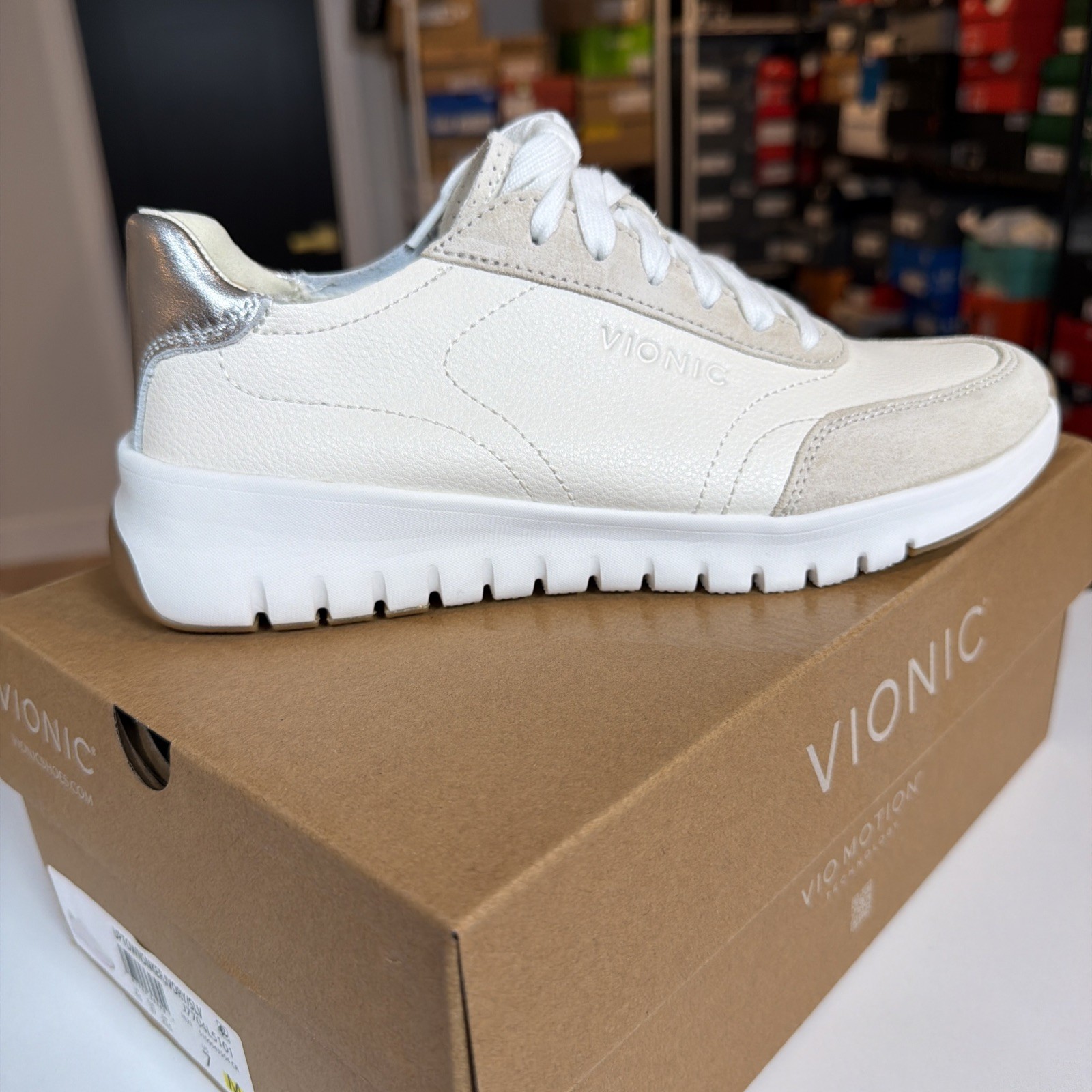 Vionic Men&rsquo;s Uptown Sneaker Ivory Silver Size 7 J7704L5101