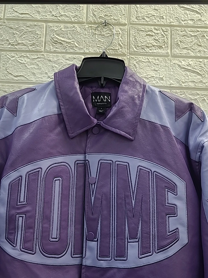 Nueva Chaqueta Universitaria BooHoo Hombre Boxy Hombre Insignia PU Cuello Púrpura Talla Pequeña Foto 2 de 4