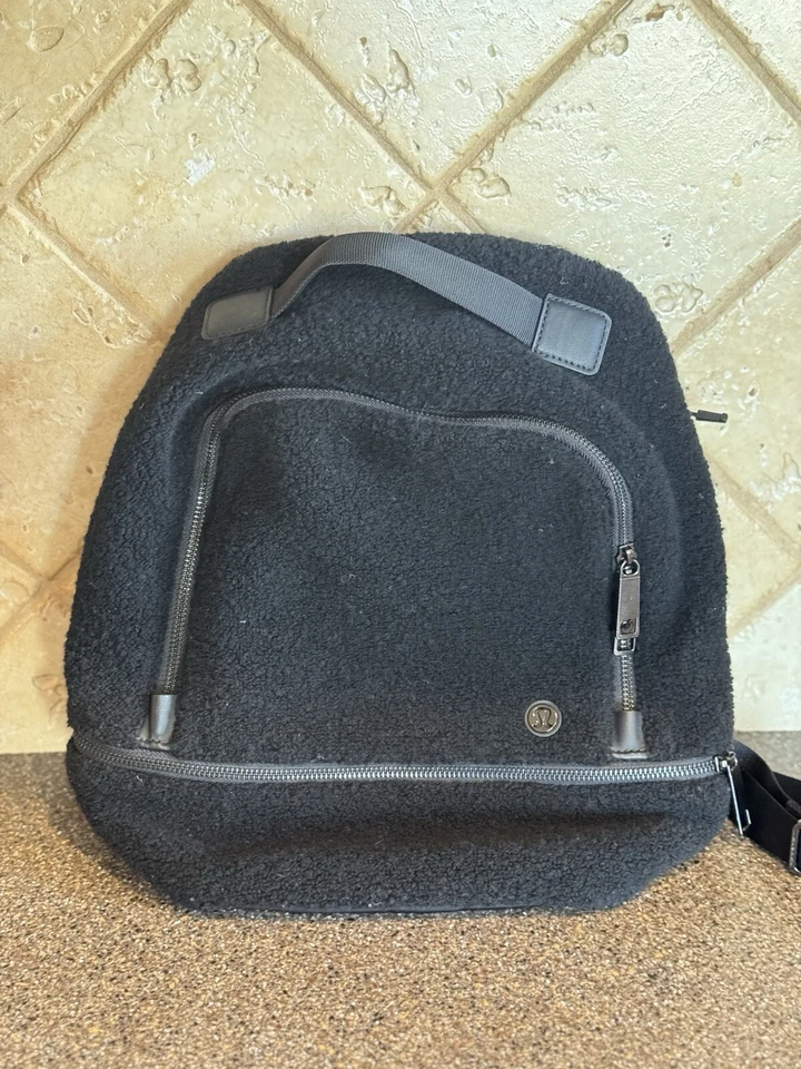 Mochila de aventurero Lululemon para mujer mini sherpa polar correas ajustables negra Foto 2 de 4