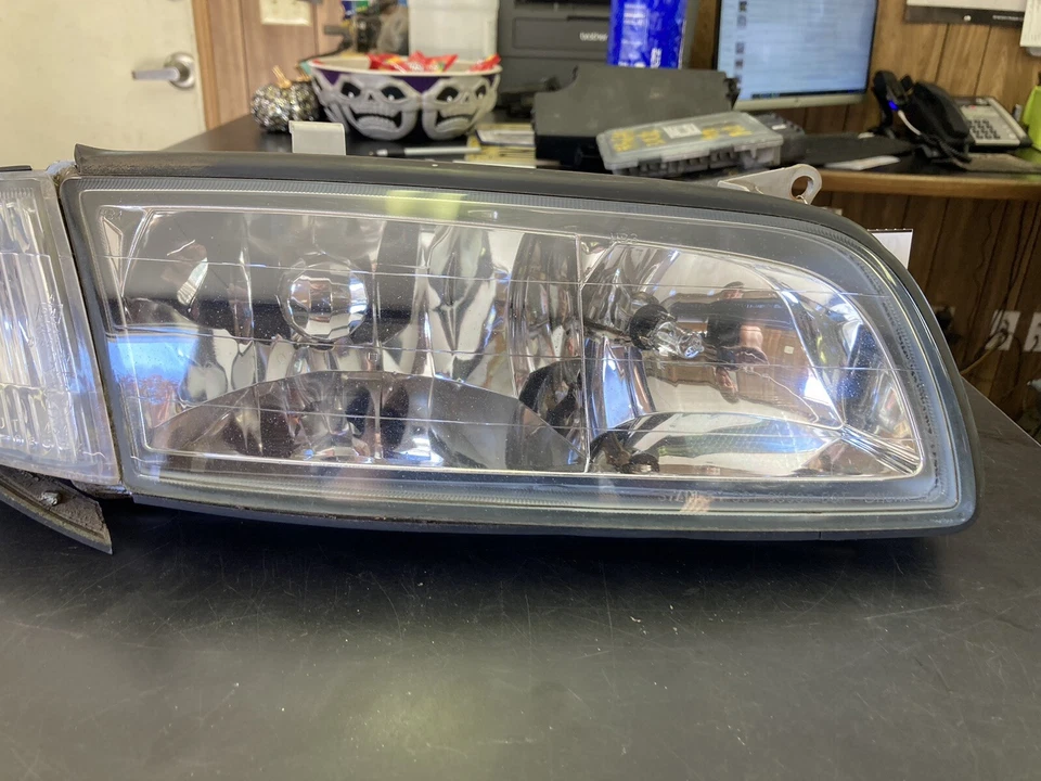 Faro lateral derecho Mazda Millennia 1997-2000 con lámpara marcadora Foto 2 de 4