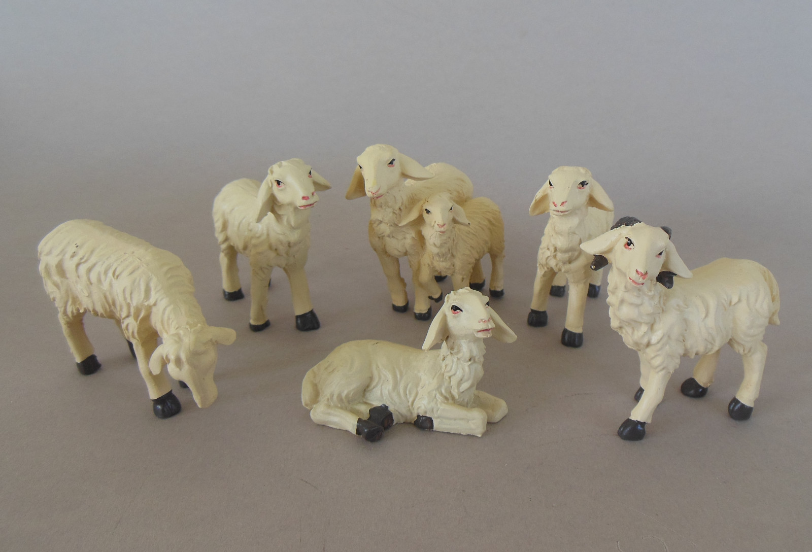 Thumbnail - Hirte Mit Hut U. Schaf + 6 Schafe + 2 Heuballen Für Figuren Größe 13cm