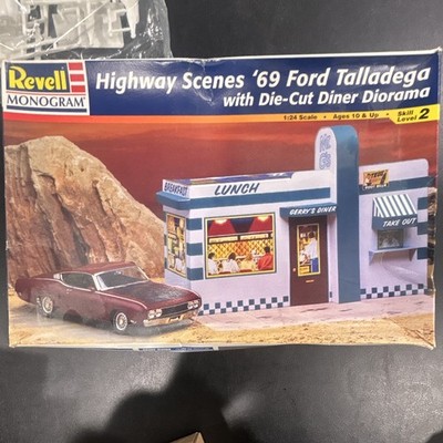 Revell Monogram Highway Scenes '69 Ford Talladega Kit 1:24 Diorama Skill 2