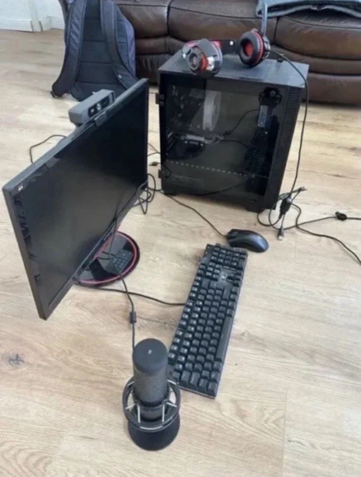 Gaming PC Streaming Setup - Mikrofon Tastatur Maus PC RGB Beleuchtung