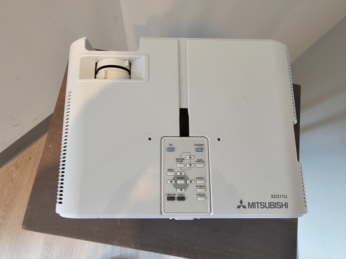 Mitsubishi XD211U DLP Projector 2200 Lumens HDMI-Adapter w